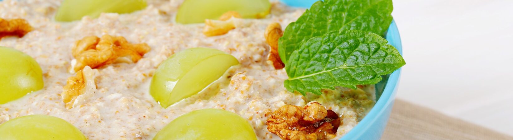 Porridge mit Apfel und Weintrauben