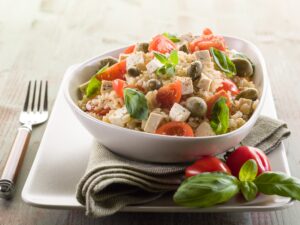 Reissalat mit Kapern, Feta und Tomaten