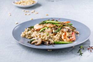 Garnelen-Risotto mit grünem Spargel und Champignons