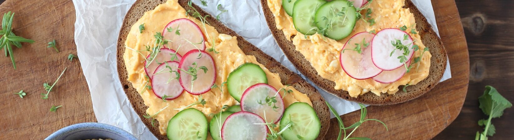 Brot mit veganer Frischkäsecreme, Gurke und Radieschen