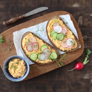 Brot mit Obazda, Gurke und Radieschen