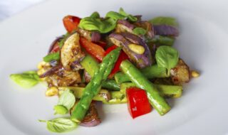 Spargelpfanne mit Aubergine und Paprika Spargelpfanne mit Aubergine und Paprika