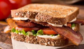 Sandwich mit Tomate, Bacon und Mozzarella Sandwich mit Tomate, Bacon und Mozzarella