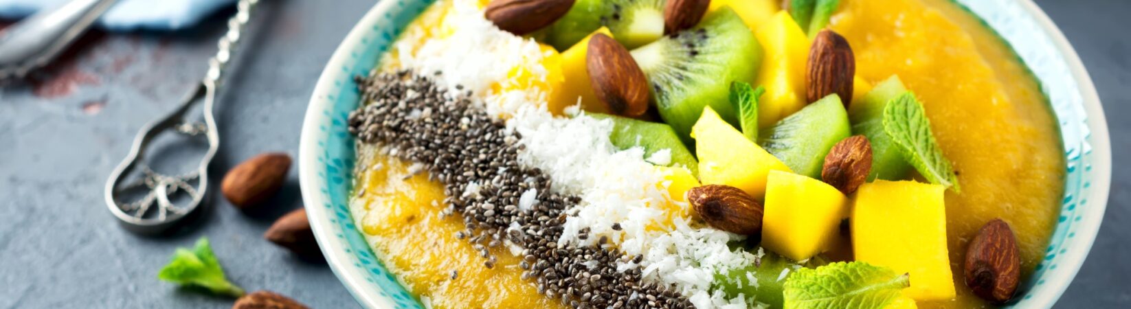 Smoothie Bowl mit Mango, Kiwi, Chia, Mandeln und Kokos