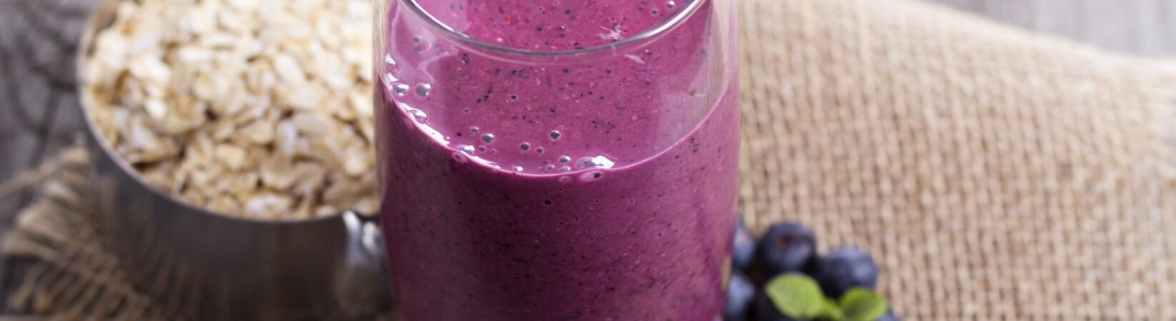 Smoothie mit Blaubeeren, Chiasamen und Haferflocken