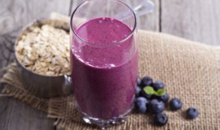 Smoothie mit Blaubeeren, Chiasamen und Haferflocken Smoothie mit Blaubeeren, Chiasamen und Haferflocken