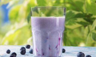Shake mit Blaubeeren, Joghurt und Leinsamen Shake mit Blaubeeren, Joghurt und Leinsamen