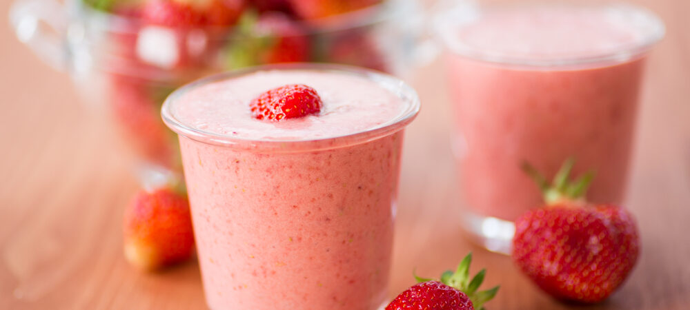 Shake mit Erdbeeren, Joghurt und Cashewmus