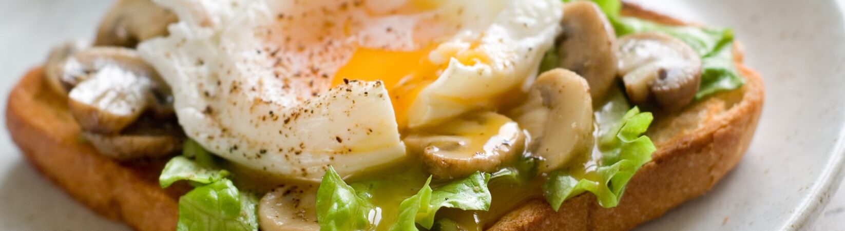 Gebratene Champignons auf Vollkorntoast mit pochiertem Ei