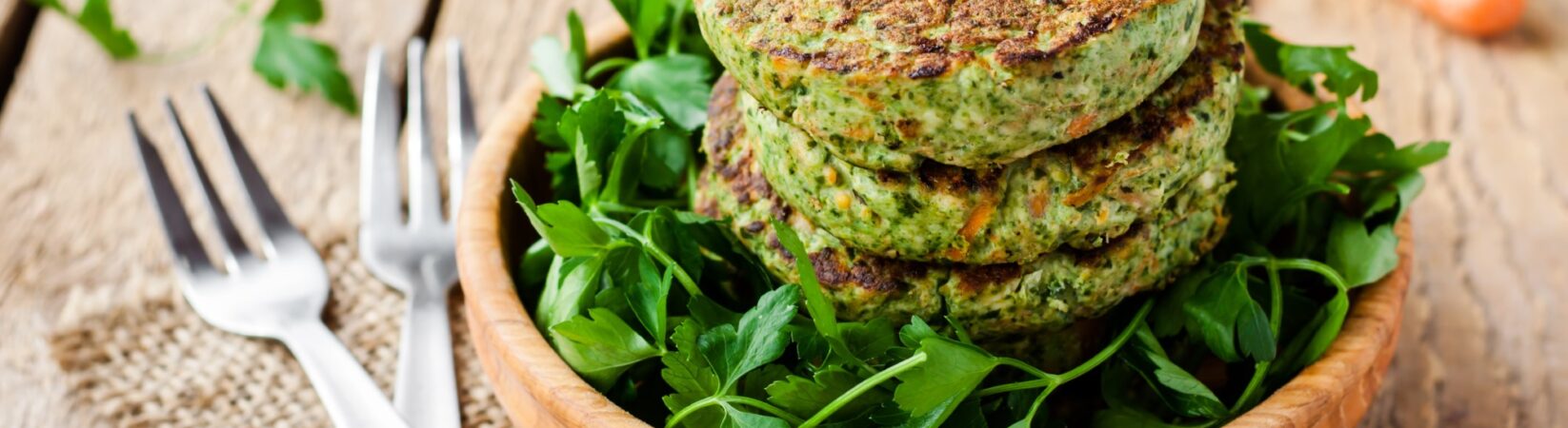 Brokkoli-Parmesan-Patties mit veganem Dip