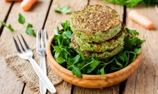 Brokkoli-Parmesan-Patties mit veganem Dip