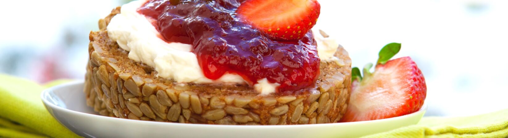 Vollkornbrot mit Quark und Erdbeermarmelade