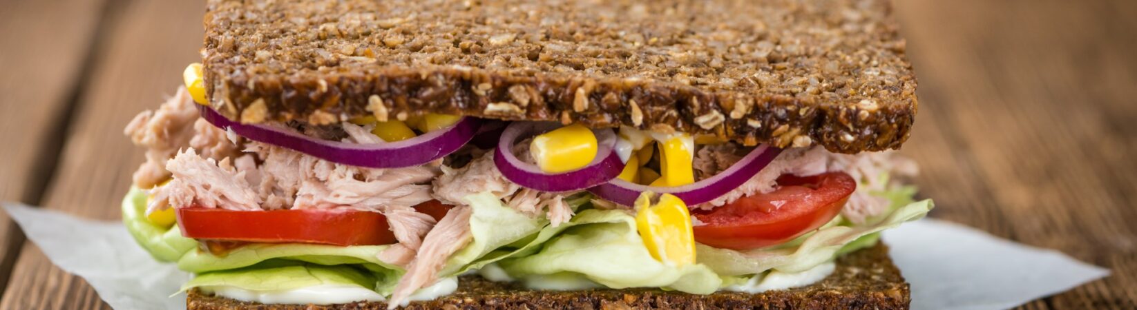 Vollkornbrot mit Thunfisch, Mais und Salat