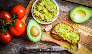 Vollkornbrot mit selbstgemachter Guacamole