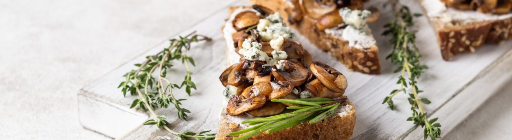 Vollkorntoast mit Champignons und Gorgonzola