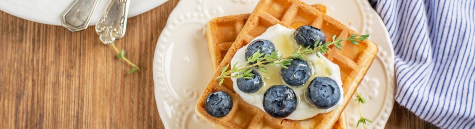 Waffeln mit Banane, Blaubeeren und Joghurt