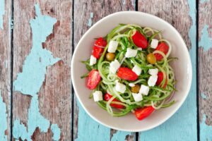 Zoodle-Salat griechischer Art