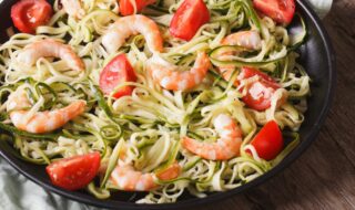 Zucchini-Nudeln mit Riesengarnelen und Tomaten Zucchini-Nudeln mit Riesengarnelen und Tomaten