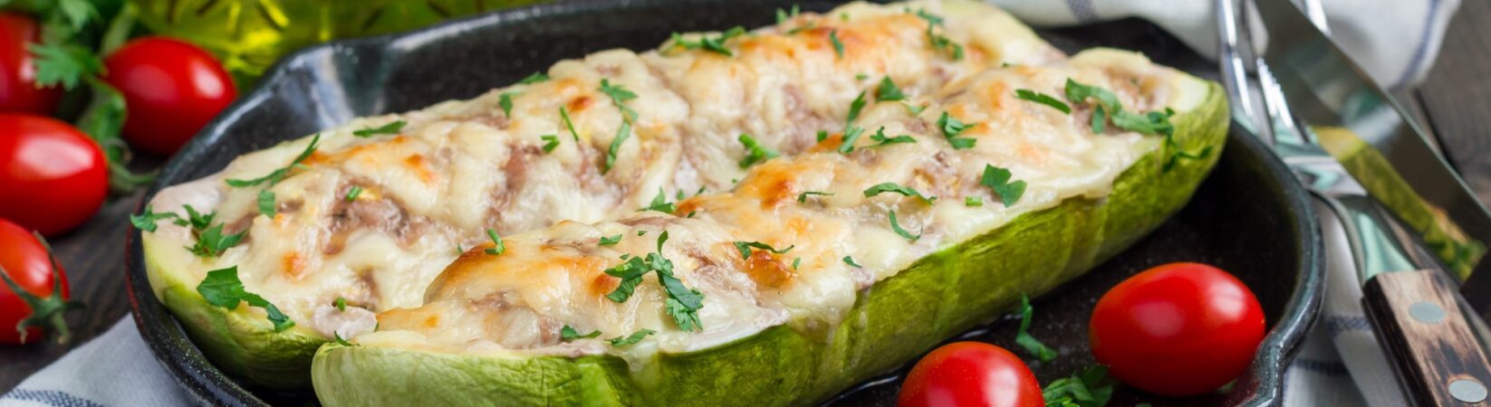 Zucchini gefüllt mit Champignons und veganem Feta