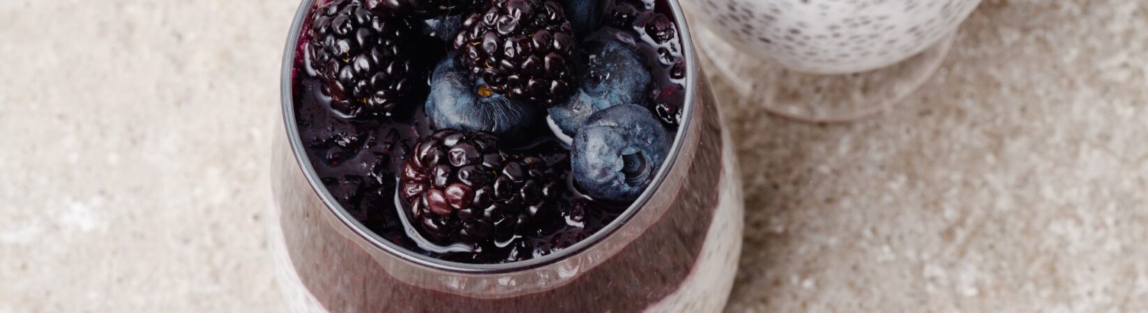 Chiasamenpudding mit Brombeeren und Blaubeeren