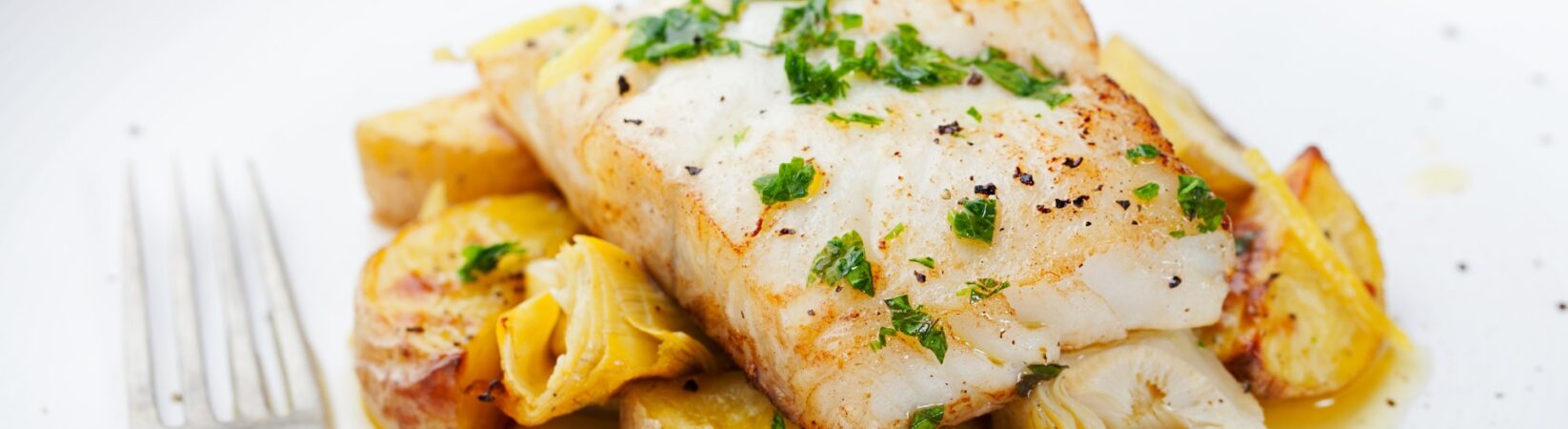 Alaska-Seelachsfilet mit Kartoffeln und Thymian-Artischocken