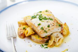 Alaska-Seelachsfilet mit Kartoffeln und Thymian-Artischocken