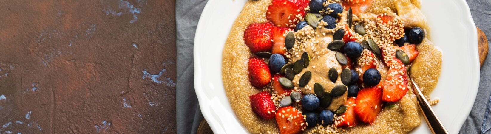 Amaranth mit Beeren, Sesam und Kürbiskernen