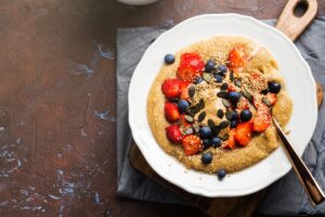 Amaranth mit Beeren, Sesam und Kürbiskernen