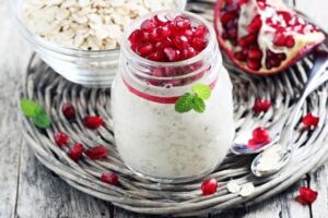 Apfel-Zimt Overnight-Oats mit Granatapfel