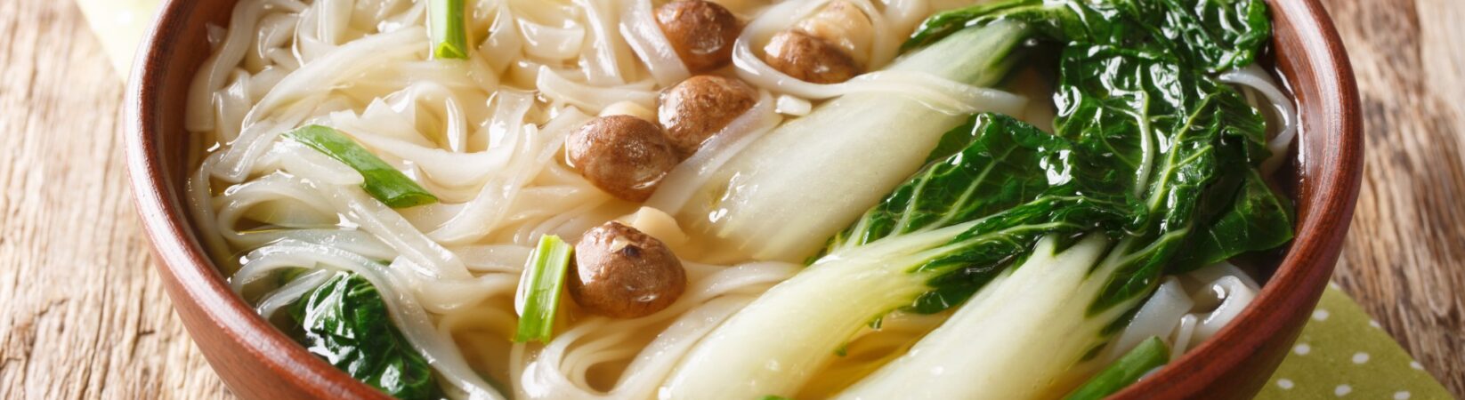 Asia Nudelsuppe mit Pok Choi, Frühlingszwiebeln und Pilzen