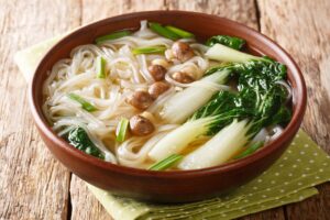 Asia Nudelsuppe mit Pok Choi, Frühlingszwiebeln und Pilzen