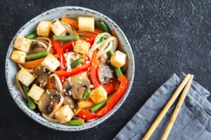 Japanische Gemüsepfanne mit Tofu und Nudeln