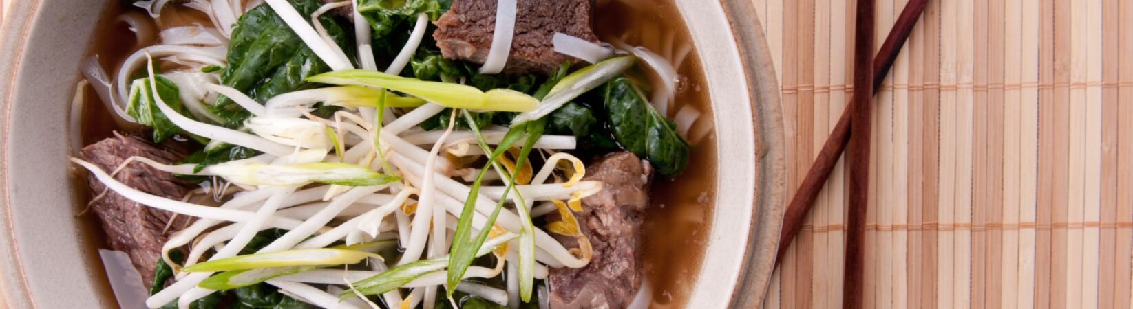 Rindfleischsuppe asiatisch mit Sprossen, Mangold und Glasnudeln