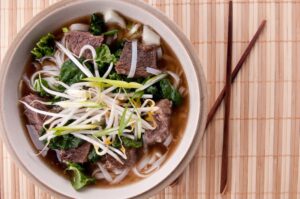 Rindfleischsuppe asiatisch mit Sprossen, Mangold und Glasnudeln