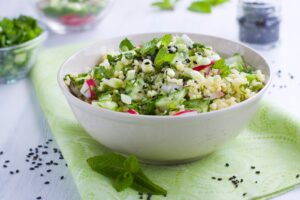 Asiatischer Bulgursalat mit schwarzem Sesam