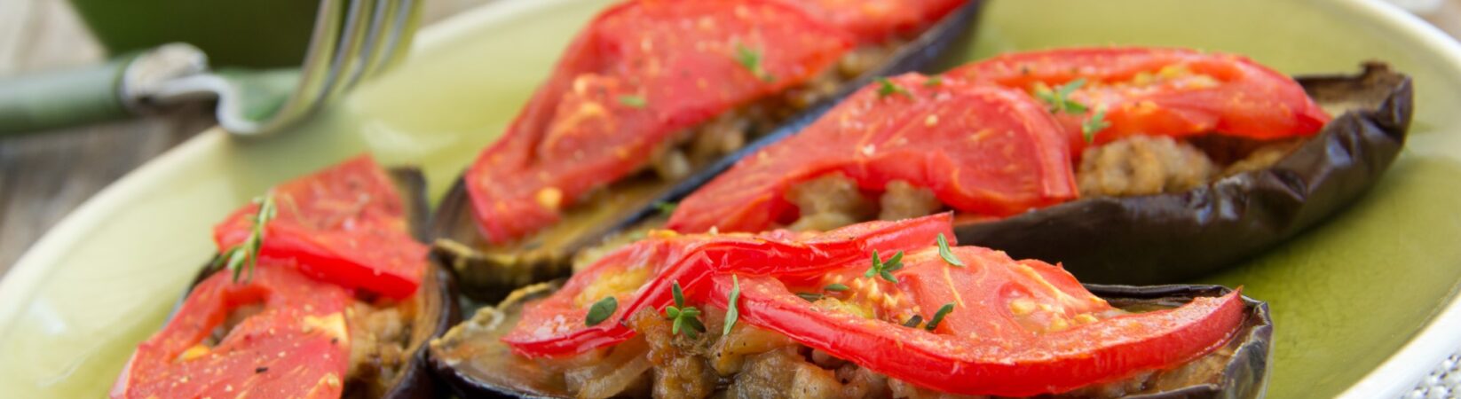 Aubergine gefüllt mit Sojahack, Tomaten und Rosinen