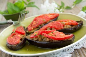 Aubergine gefüllt mit Sojahack, Tomaten und Rosinen