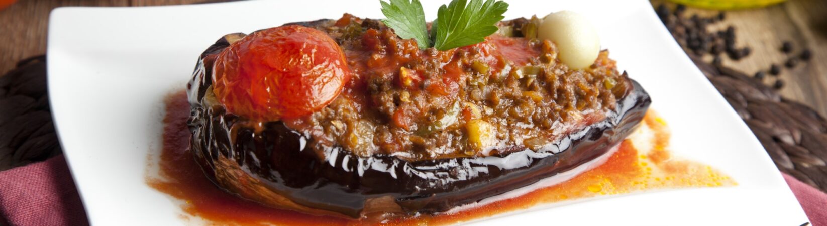 Gefüllte Aubergine mit Hackfleisch und Tomaten