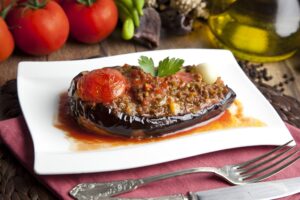 Gefüllte Aubergine mit Hackfleisch und Tomaten