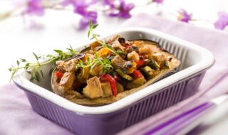 Aubergine mit Zucchini, Tofu und Paprika