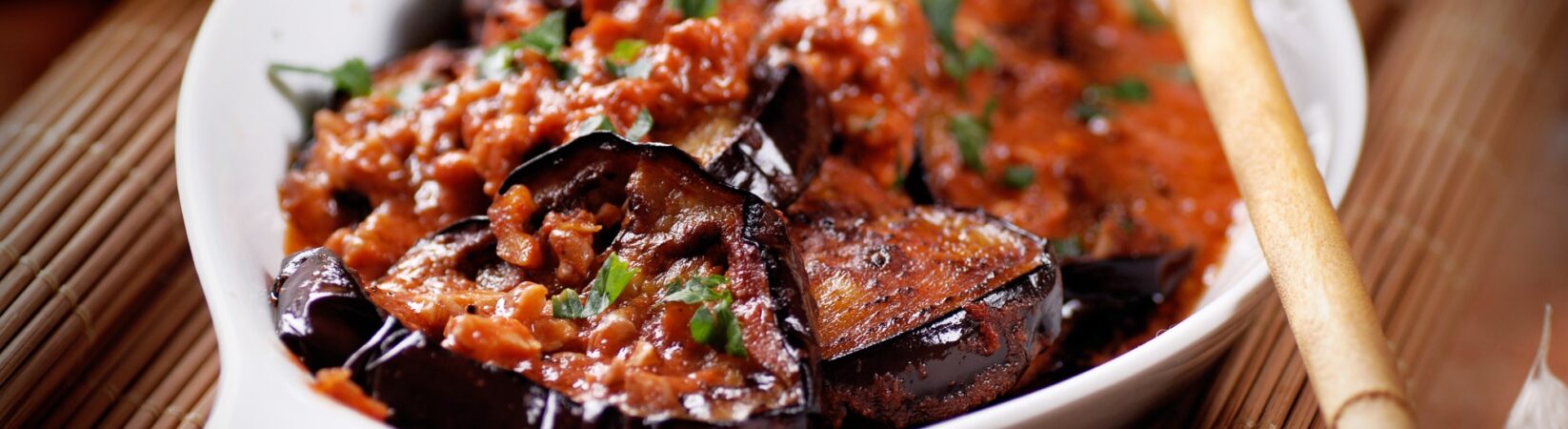 Aubergine gebraten mit pikanter Tomatensoße