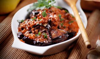 Aubergine gebraten mit pikanter Tomatensoße