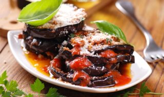 Aubergine mit Tomatensauce und Basilikum Aubergine mit Tomatensauce und Basilikum