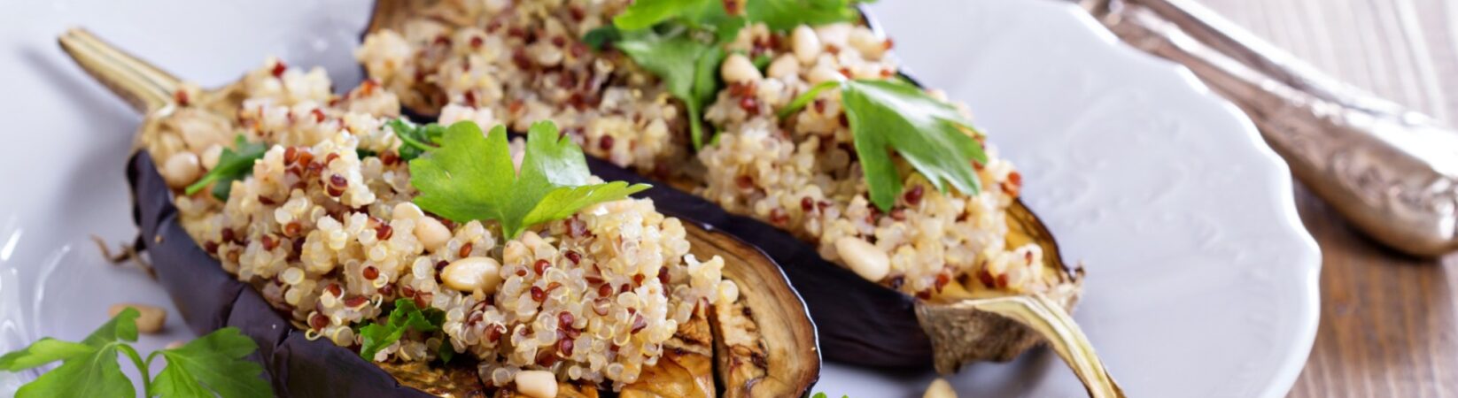 Aubergine mit Pinienkernen, Quinoa und Joghurt