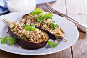 Aubergine mit Pinienkernen, Quinoa und Joghurt