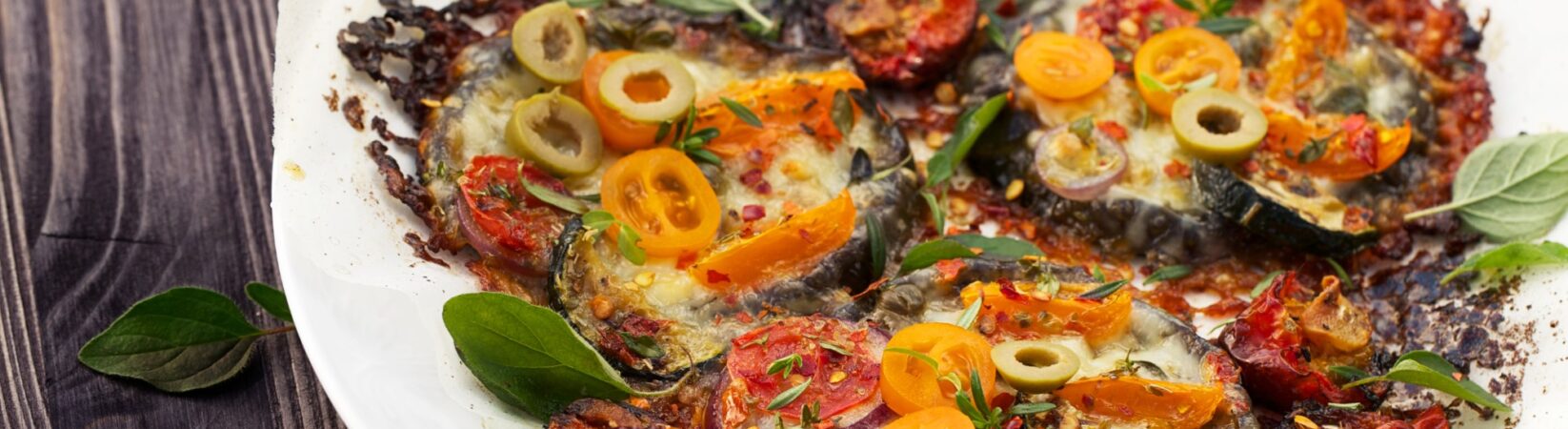 Überbackene Aubergine mit Mozzarella und Tomaten