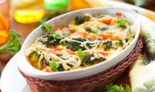 Auflauf mit Alaska Seelachs, Nudeln, Brokkoli und Mozzarella Auflauf mit Alaska Seelachs, Nudeln, Brokkoli und Mozzarella