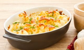 Veganer Auflauf mit Blumenkohl und Räuchertofu