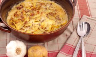 Champignon-Auflauf mit Kartoffeln und Soja-Hackfleisch Champignon-Auflauf mit Kartoffeln und Soja-Hackfleisch