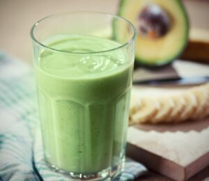 Milchshake mit Avocado und Banane